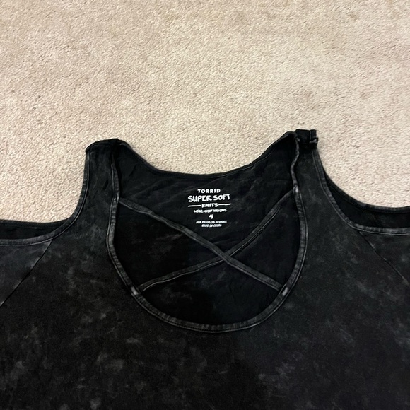 Torrid Super Soft Scoop Neck Cold Shoulder Sharkbite Hem Top - Picture 5 of 7